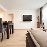 West Coast Modern By Marjan Apartment *
