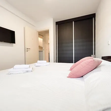 West Coast Modern By Marjan Apartment *
