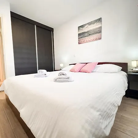 West Coast Modern By Marjan Apartment