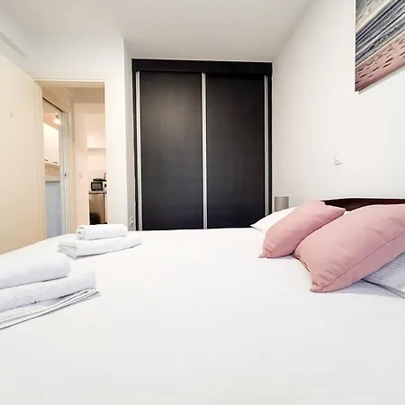 West Coast Modern By Marjan Apartment *